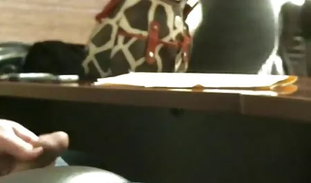 الشباب يذهب مقاطع سكس اجنبيه مترجمه للقاء الدجاج